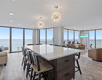 Blue Haven: Luxurious beachfront condo with huge balcony